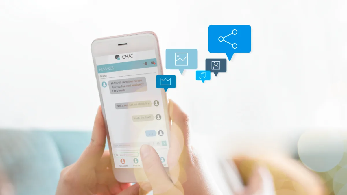 Chatbots RAG para ecommerce: cliente conversando con un asistente de chat desde el móvil