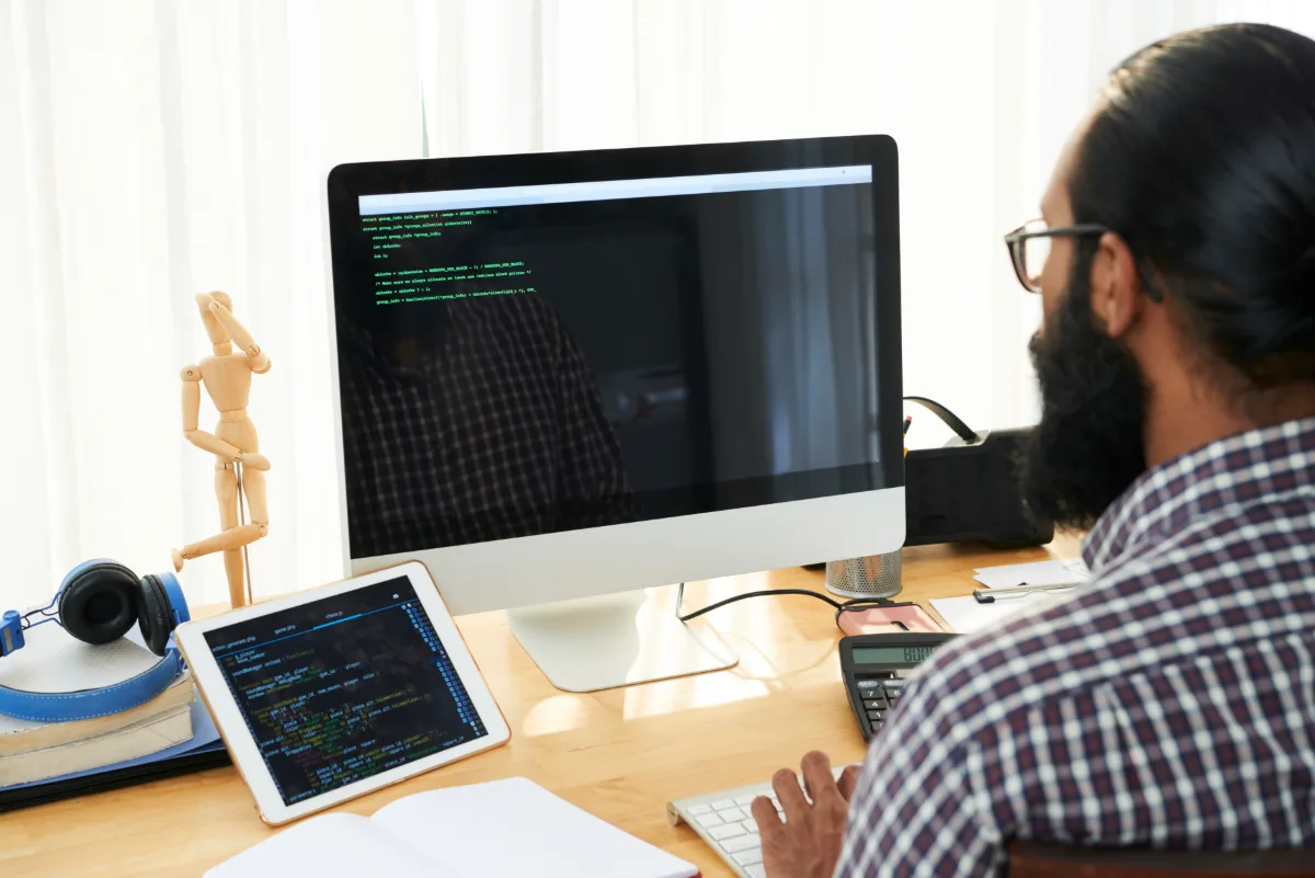 Modelos de IA open source vs propietarios: desarrollador trabajando con código en su escritorio
