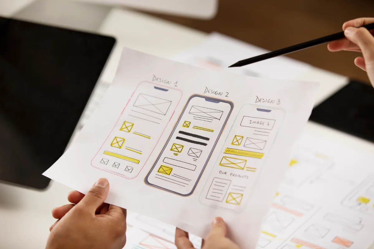 Prototipado de apps con IA: bocetos de pantallas de una aplicación móvil en papel